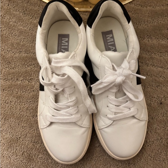 Mia sneakers size 6 - Picture 3 of 4